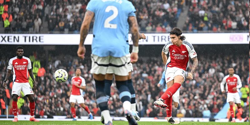 Trận đấu giữa 2 câu lạc bộ Arsenal vs Man City diễn ra cùng căng thẳng