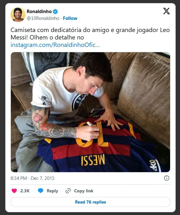 Ronaldinho chính là người đã truyền lại Áo số 10 cho Lionel Messi